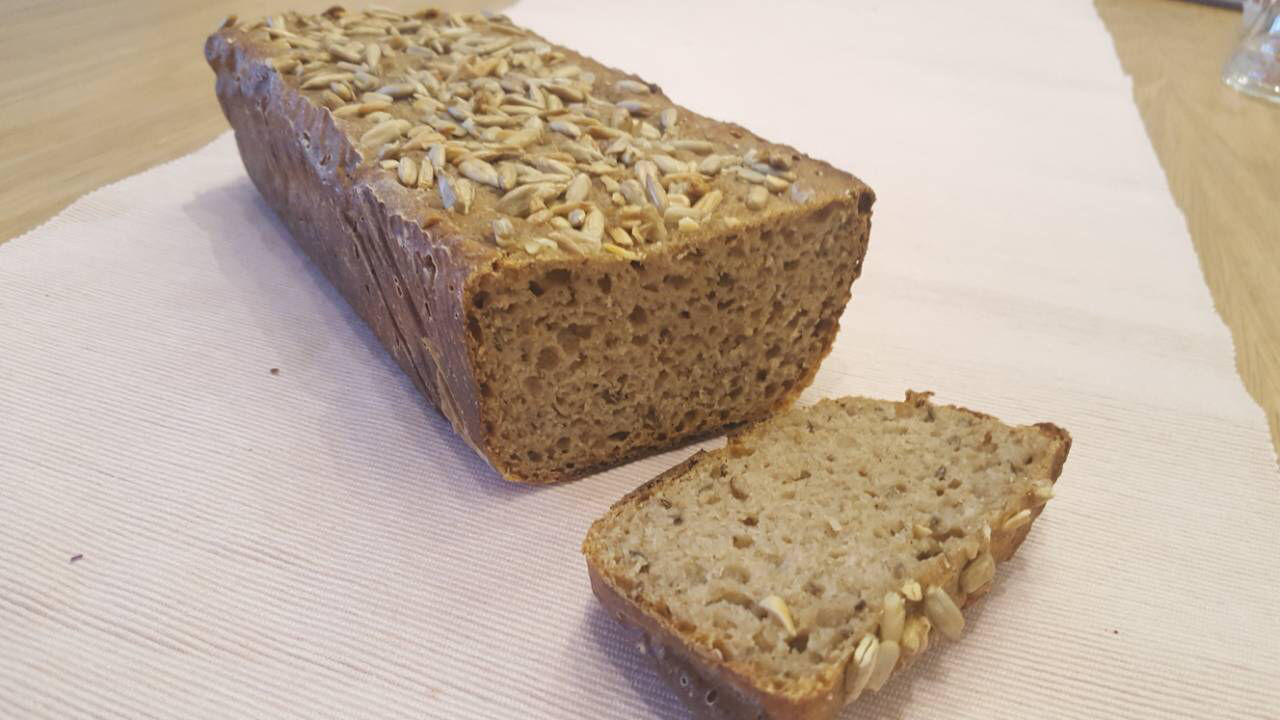 Jednoduchý kváskový celozrnný žitný chléb